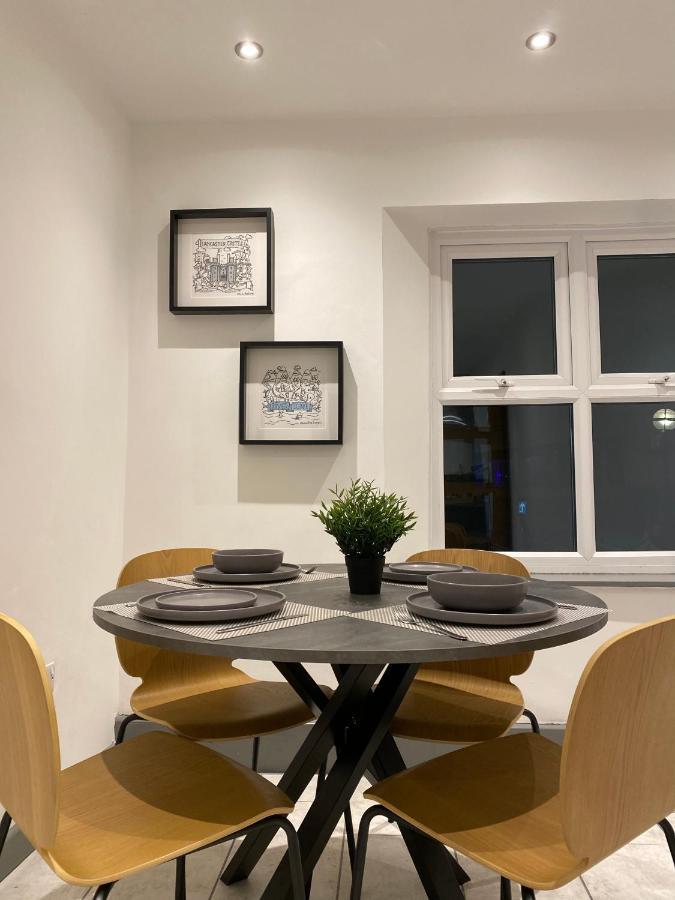 Spacious City Centre Property แลงคาสเตอร์ ภายนอก รูปภาพ